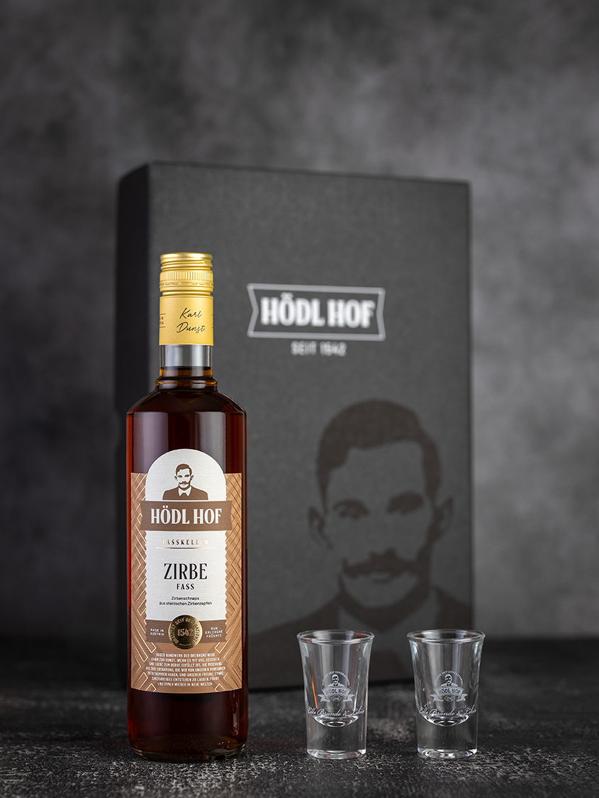 Hödl Hof Zirbenschnaps Geschenkset | Zirbe Fass Geschenkset | Flasche + 2 Stamperl | 38% Vol.