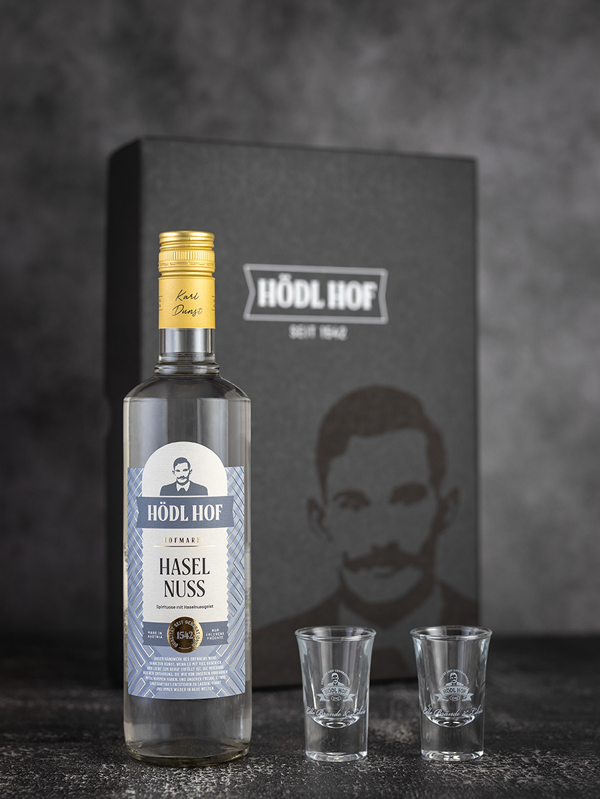 Hödl Hof Geschenkset Haselnuss Schnaps | 0.7 l inkl. 2 Stamperl